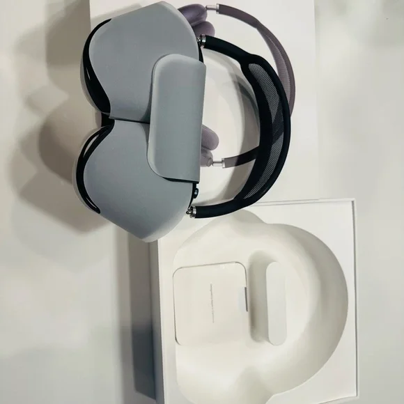 AirPods Max - Over-Ear Headphones - Picture 3 of 4